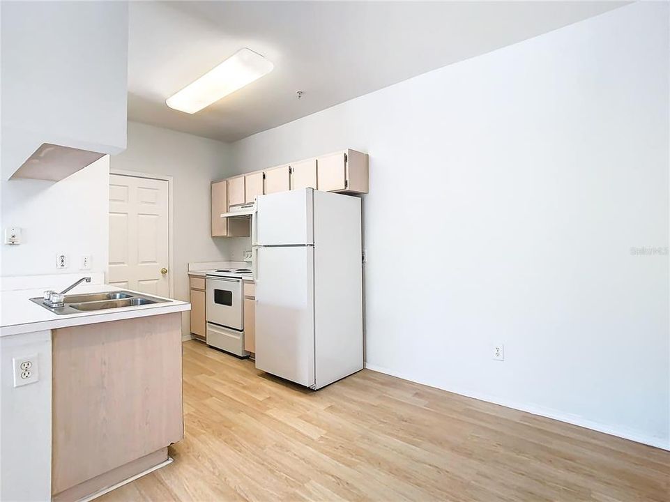For Sale: $139,300 (1 beds, 1 baths, 730 Square Feet)