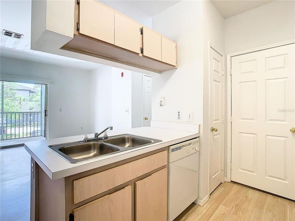 For Sale: $139,300 (1 beds, 1 baths, 730 Square Feet)