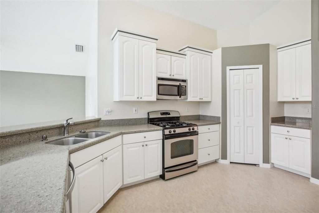 Active With Contract: $399,900 (3 beds, 2 baths, 1914 Square Feet)