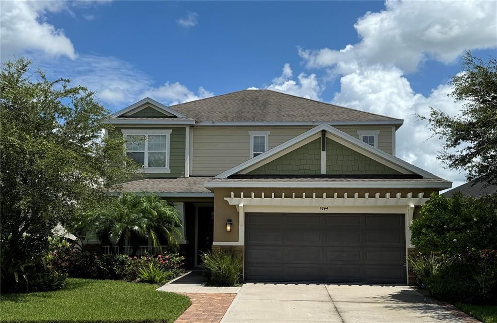 Beautiful curb appeal with tasteful stonework.