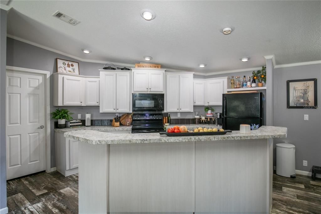 For Sale: $399,500 (3 beds, 2 baths, 1404 Square Feet)