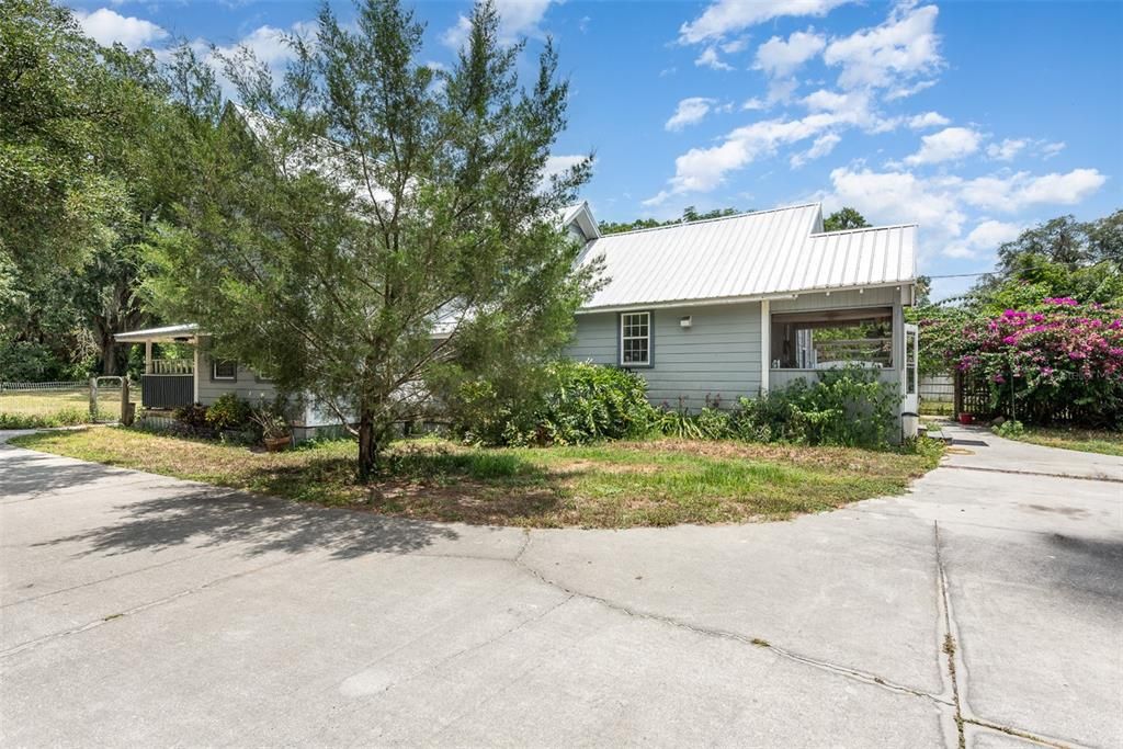 For Sale: $750,000 (4 beds, 2 baths, 1965 Square Feet)