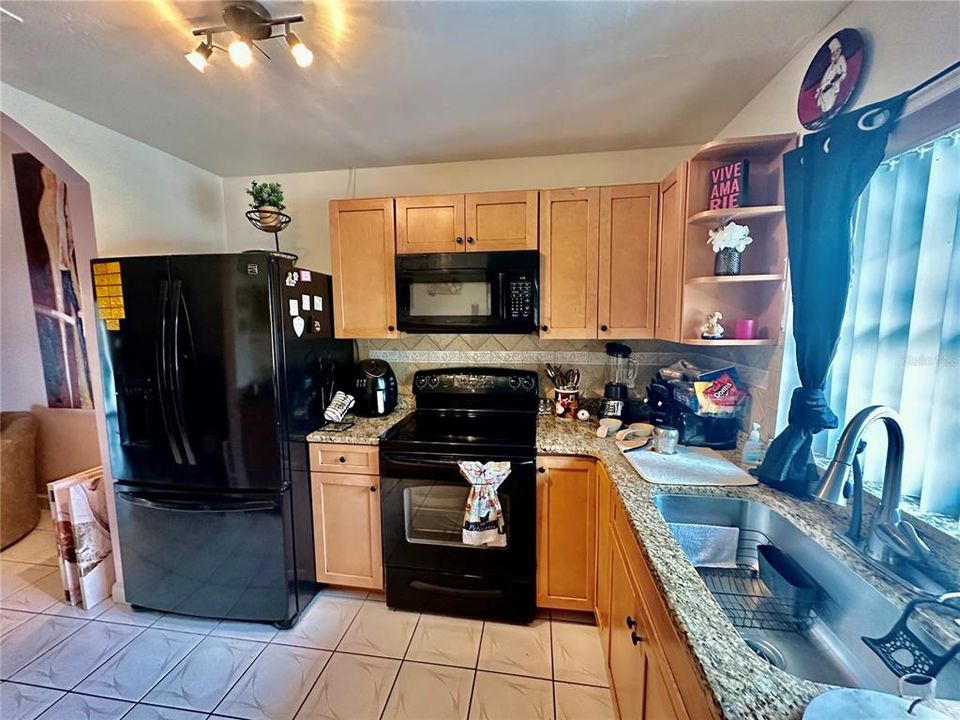 For Sale: $298,000 (2 beds, 2 baths, 1003 Square Feet)