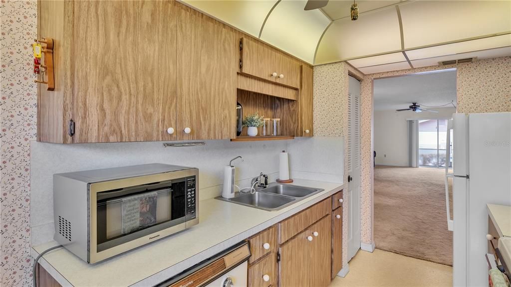 Newer microwave and kitchen has a closet pantry.