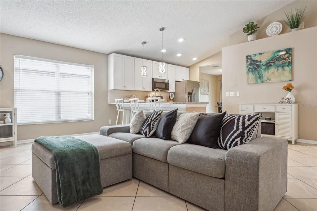 Active With Contract: $400,000 (4 beds, 2 baths, 1381 Square Feet)