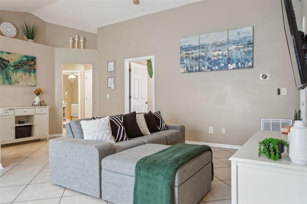 Active With Contract: $400,000 (4 beds, 2 baths, 1381 Square Feet)