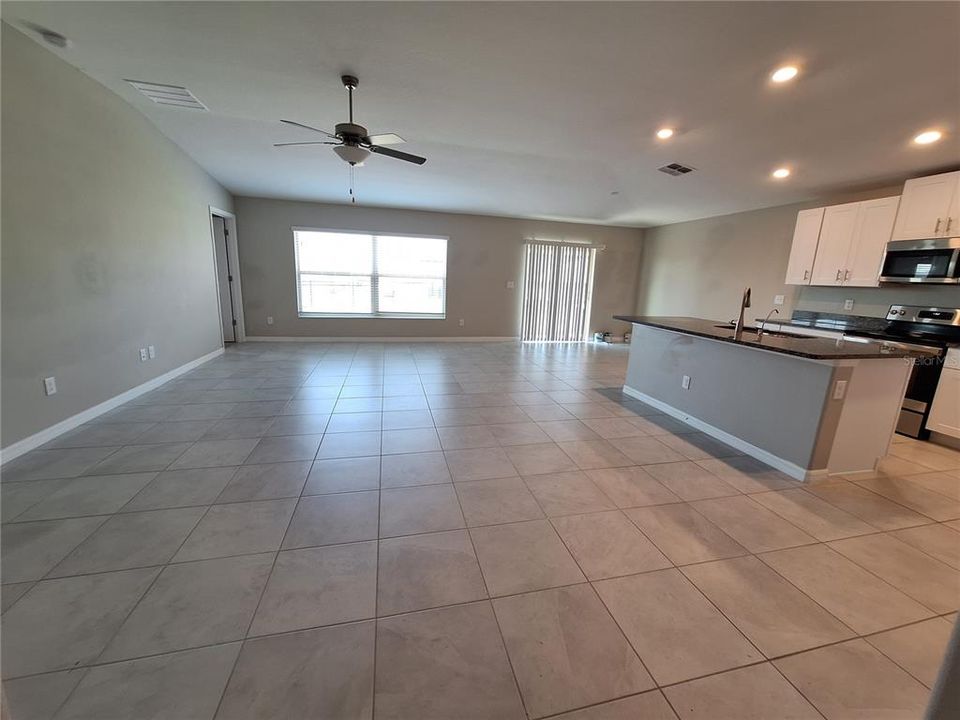 For Rent: $2,596 (4 beds, 2 baths, 1939 Square Feet)