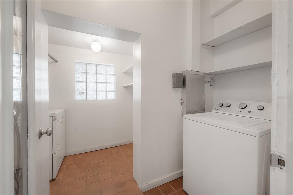 Active With Contract: $425,000 (2 beds, 1 baths, 1310 Square Feet)