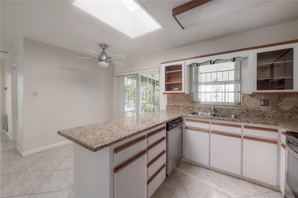 For Sale: $425,000 (2 beds, 1 baths, 1310 Square Feet)