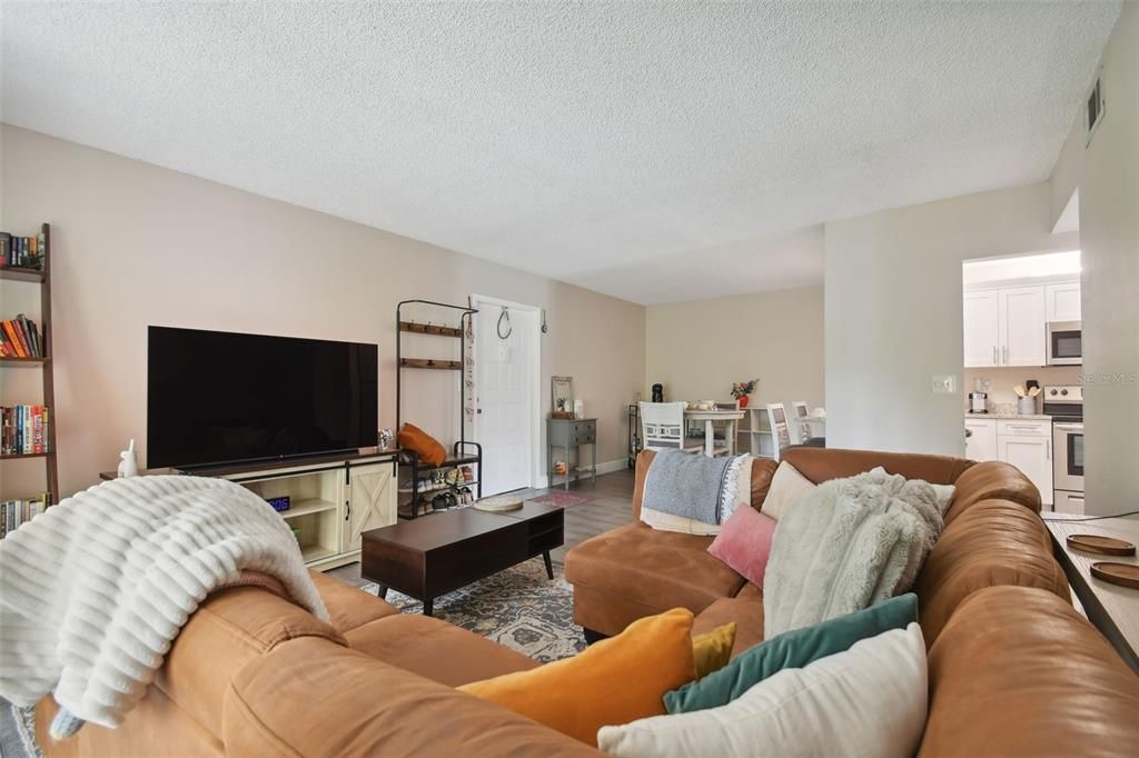 Active With Contract: $219,900 (2 beds, 2 baths, 1060 Square Feet)