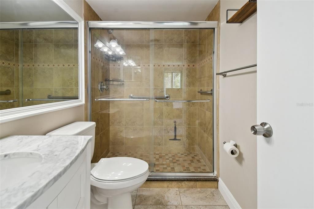 合同活跃: $219,900 (2 贝兹, 2 浴室, 1060 平方英尺)
