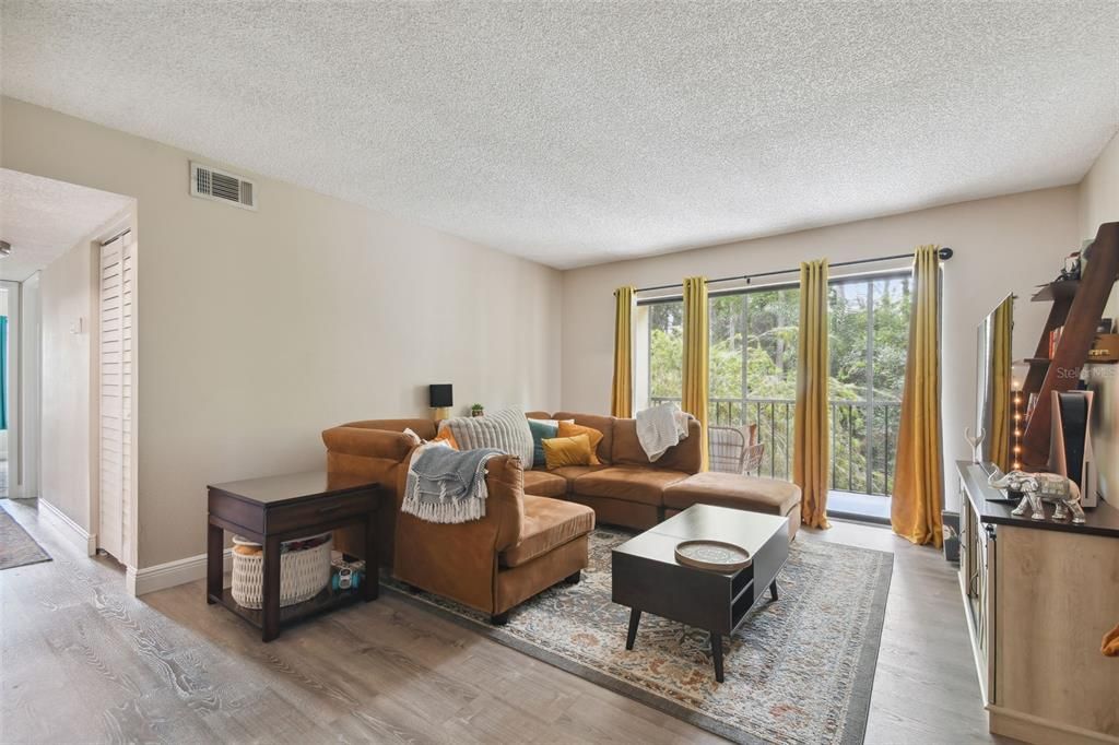 Active With Contract: $219,900 (2 beds, 2 baths, 1060 Square Feet)