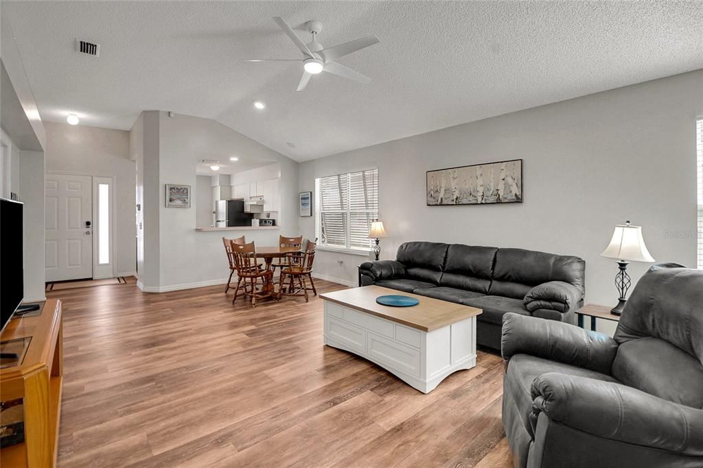 Active With Contract: $239,900 (2 beds, 1 baths, 958 Square Feet)