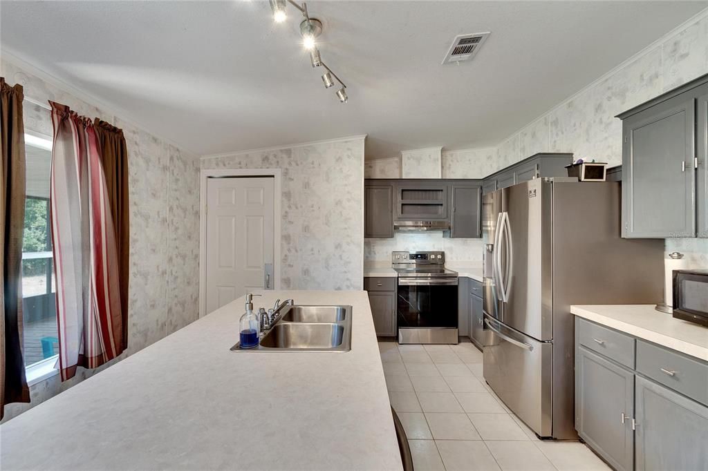 For Sale: $415,900 (3 beds, 2 baths, 1404 Square Feet)