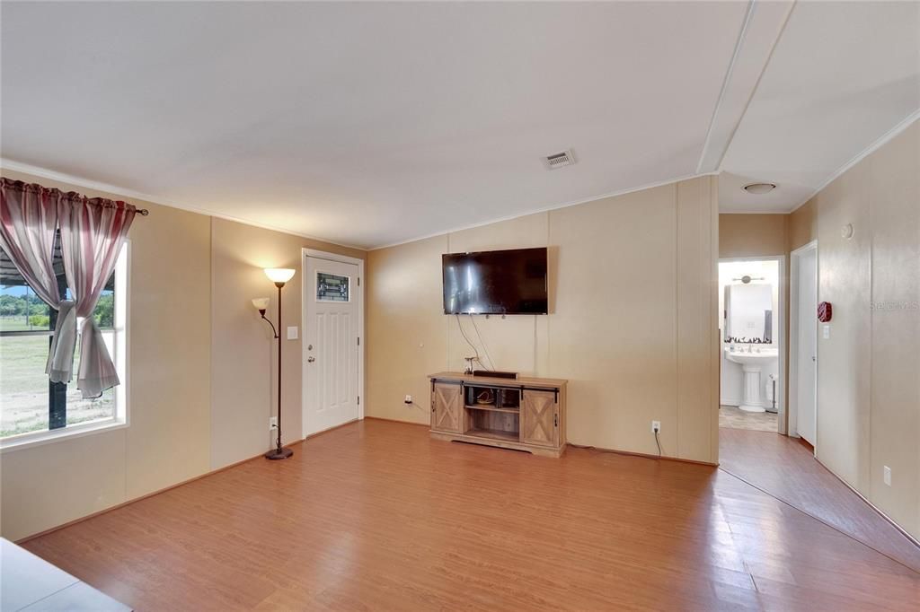 For Sale: $415,900 (3 beds, 2 baths, 1404 Square Feet)