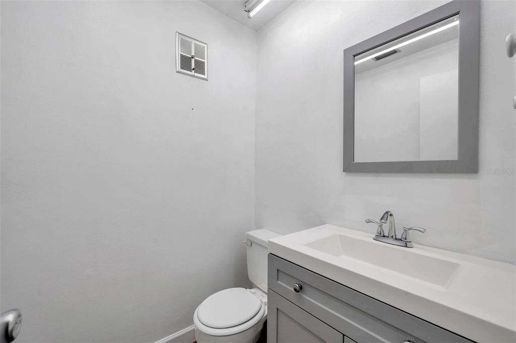 For Sale: $140,000 (1 beds, 1 baths, 779 Square Feet)