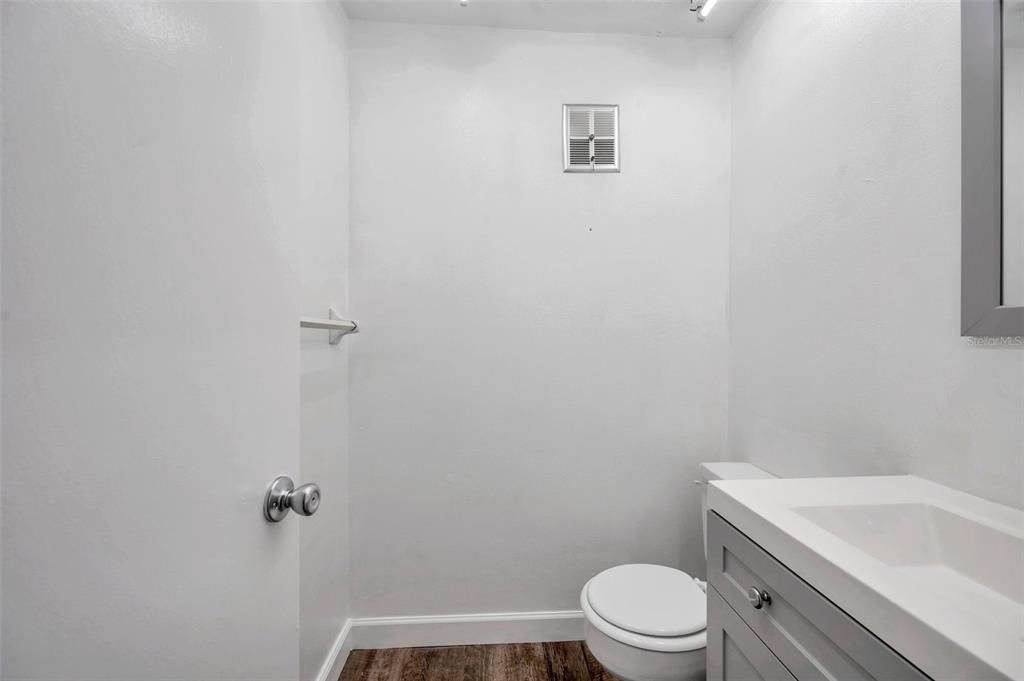 For Sale: $140,000 (1 beds, 1 baths, 779 Square Feet)