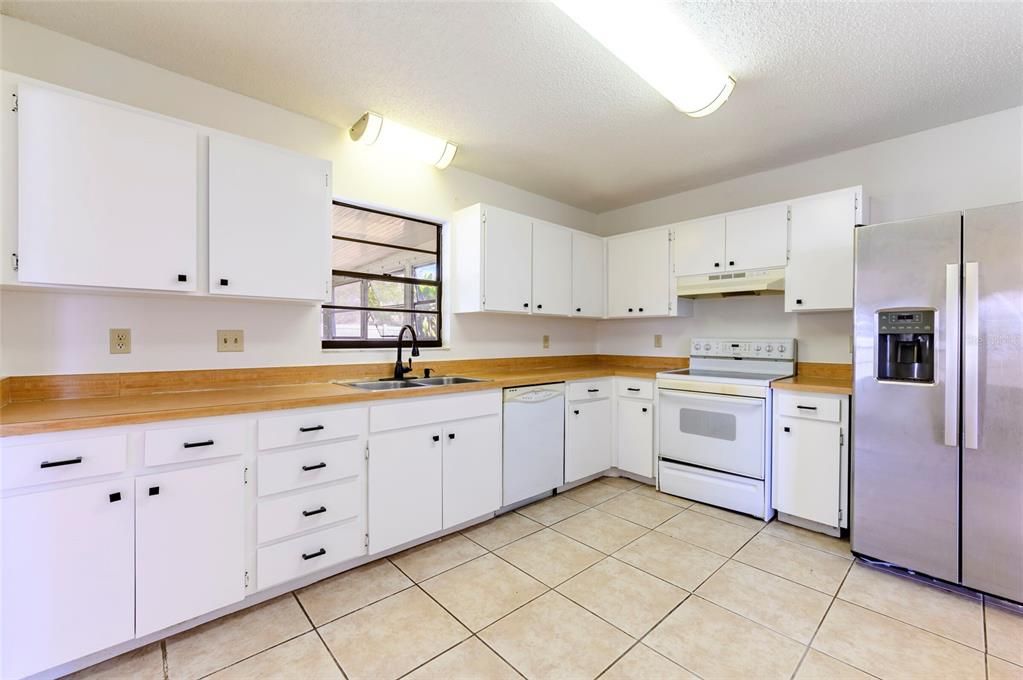 For Sale: $300,000 (3 beds, 2 baths, 1580 Square Feet)