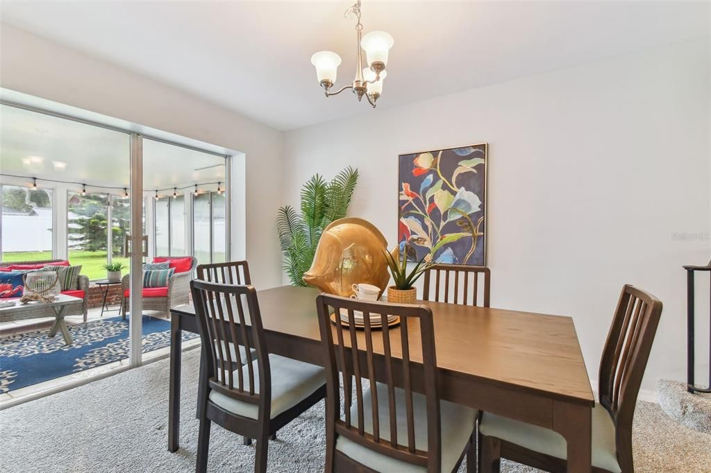 Dining room with sliders to the lanai