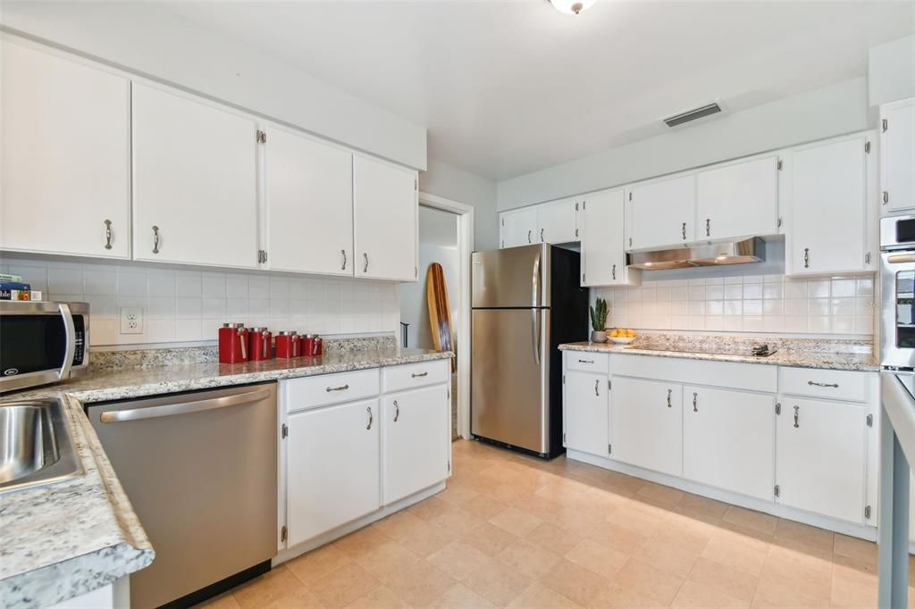 For Sale: $479,500 (2 beds, 2 baths, 1336 Square Feet)