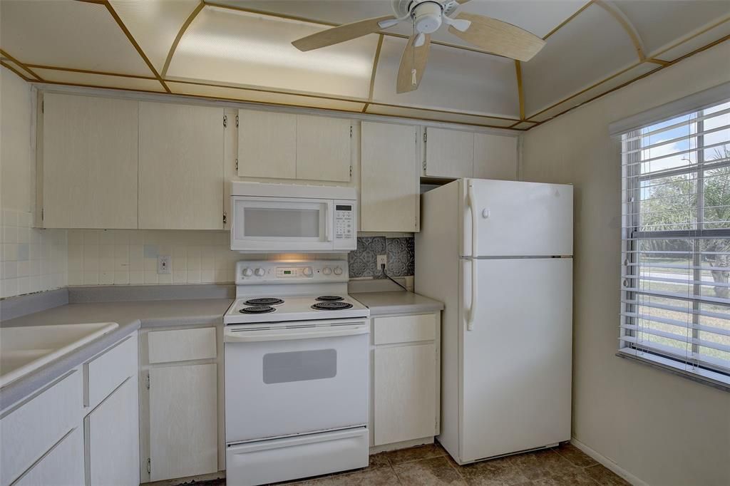 For Sale: $129,000 (2 beds, 1 baths, 805 Square Feet)