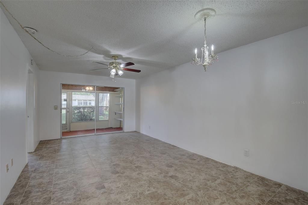 For Sale: $119,900 (2 beds, 1 baths, 805 Square Feet)