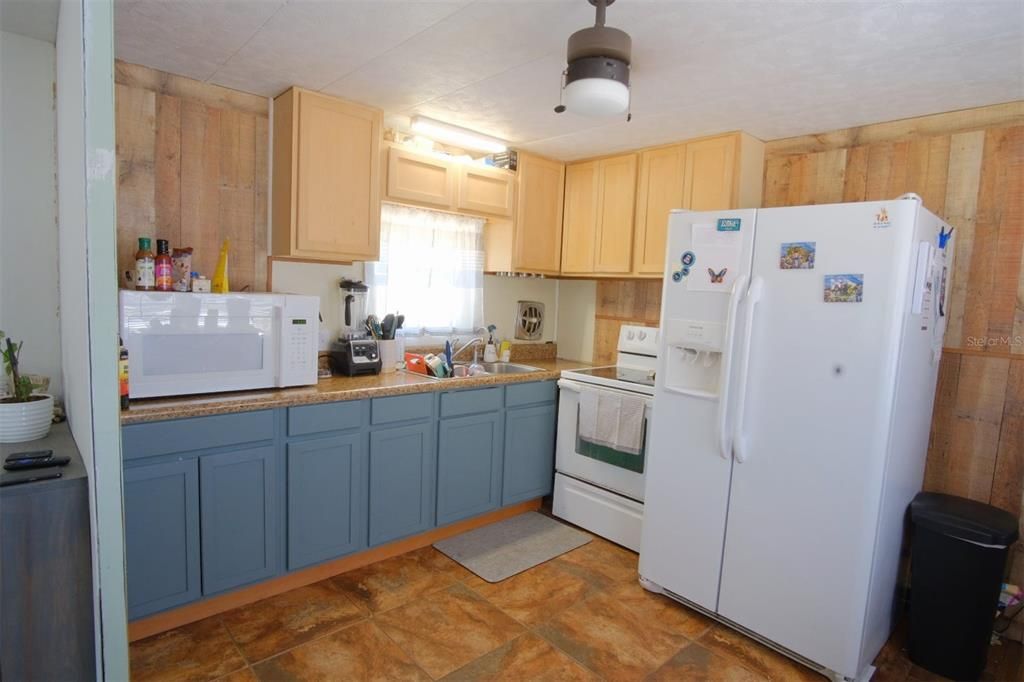 For Sale: $230,000 (2 beds, 1 baths, 800 Square Feet)