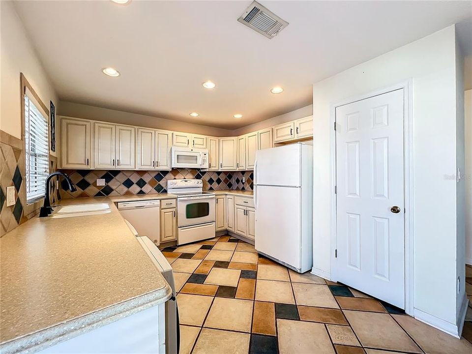 For Sale: $479,000 (2 beds, 2 baths, 1018 Square Feet)