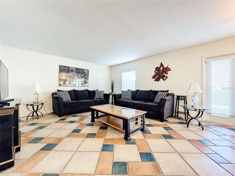 For Sale: $479,000 (2 beds, 2 baths, 1018 Square Feet)