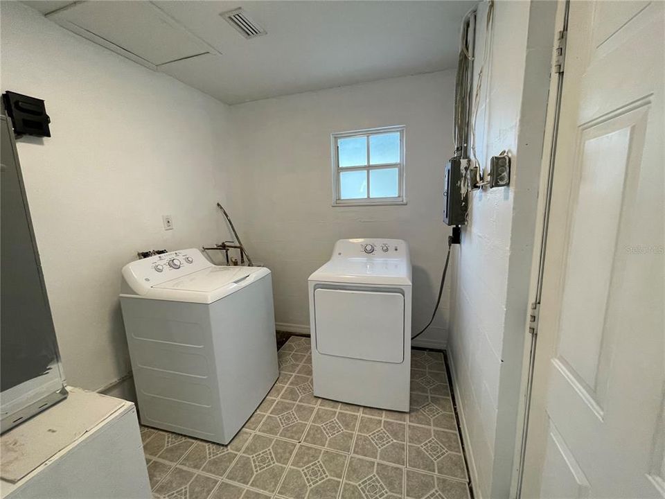 For Sale: $259,000 (1 beds, 1 baths, 660 Square Feet)