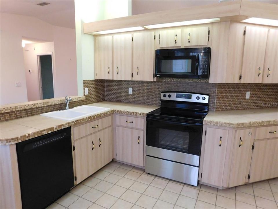 For Sale: $179,900 (2 beds, 2 baths, 1083 Square Feet)