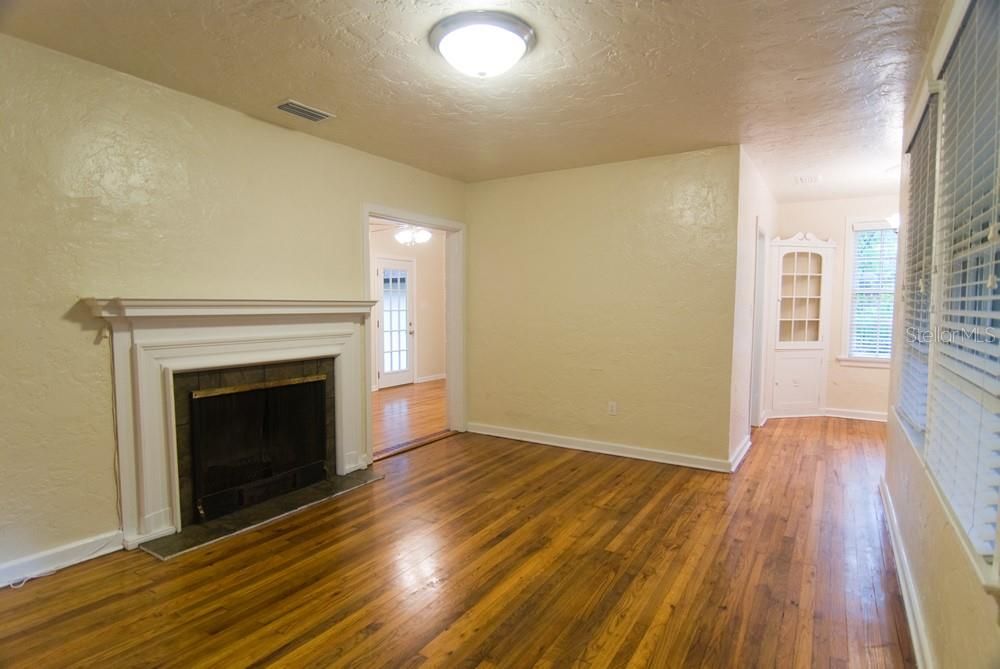 Active With Contract: $1,850 (3 beds, 1 baths, 1071 Square Feet)