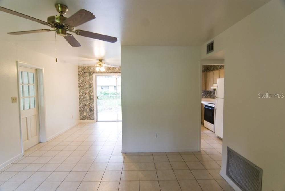 Active With Contract: $1,600 (3 beds, 2 baths, 1025 Square Feet)