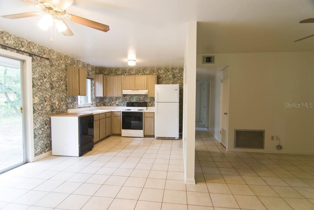 Active With Contract: $1,600 (3 beds, 2 baths, 1025 Square Feet)