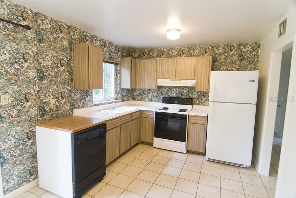 Active With Contract: $1,600 (3 beds, 2 baths, 1025 Square Feet)