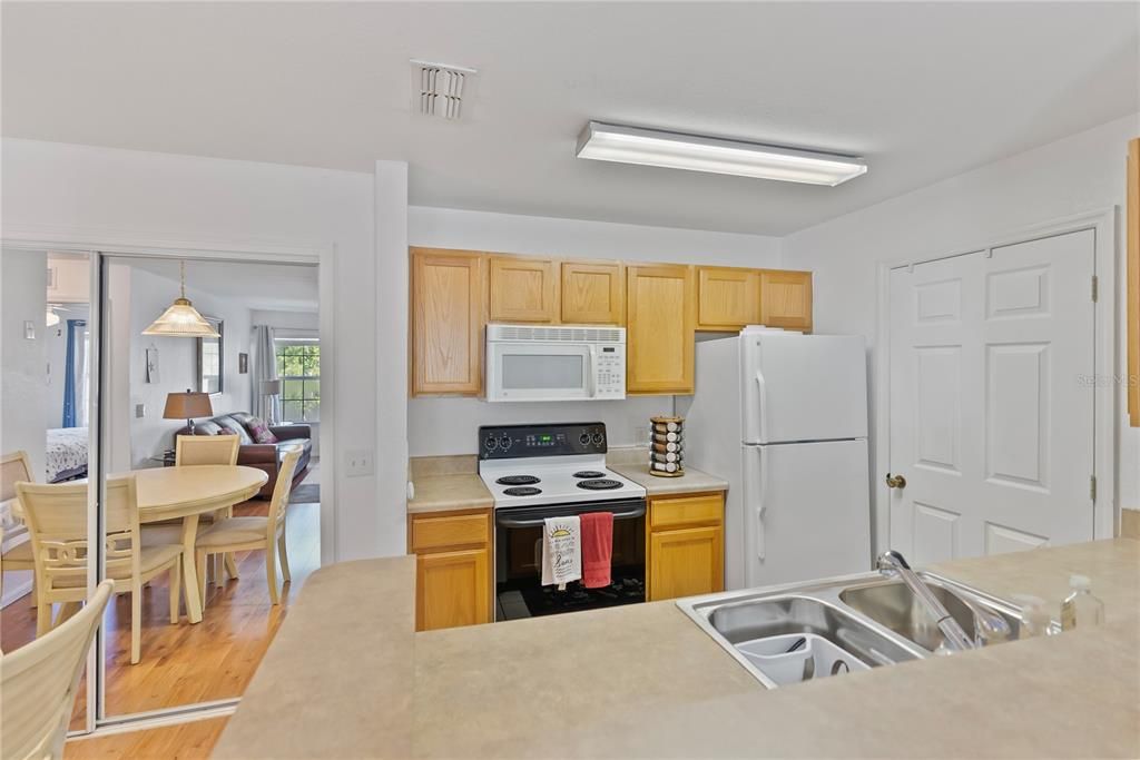 For Sale: $225,000 (2 beds, 2 baths, 1000 Square Feet)