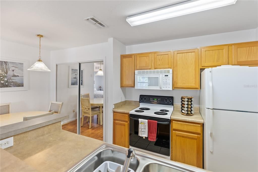 For Sale: $225,000 (2 beds, 2 baths, 1000 Square Feet)