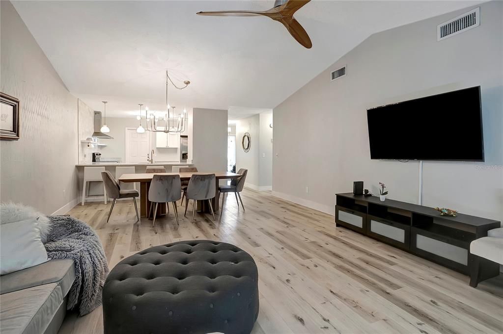 Active With Contract: $349,000 (2 beds, 2 baths, 1152 Square Feet)