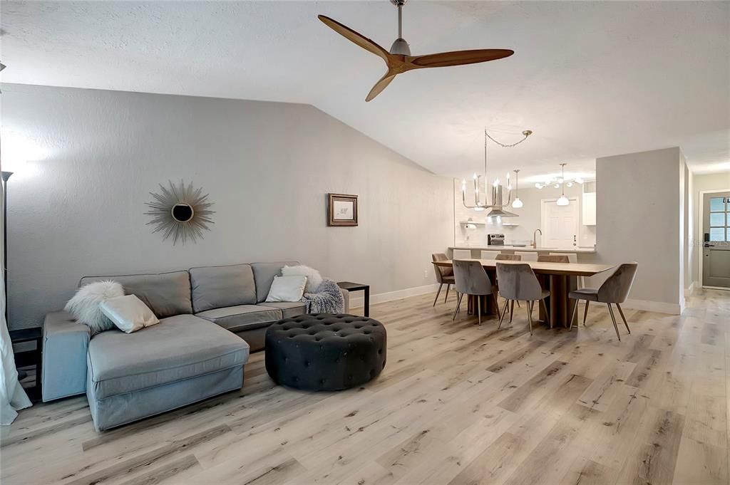 Active With Contract: $349,000 (2 beds, 2 baths, 1152 Square Feet)