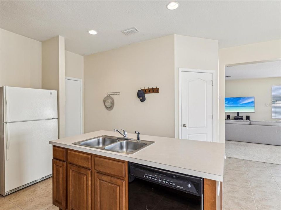 Active With Contract: $425,000 (4 beds, 3 baths, 2514 Square Feet)