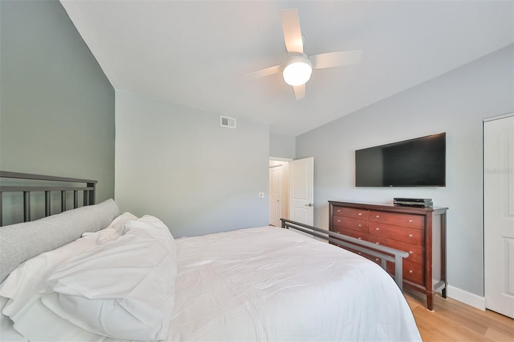 For Sale: $449,000 (1 beds, 1 baths, 815 Square Feet)