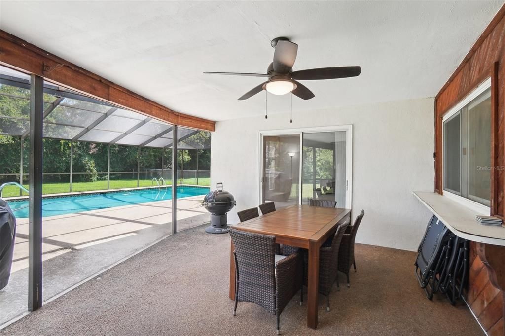 Covered patio with outdoor dining space