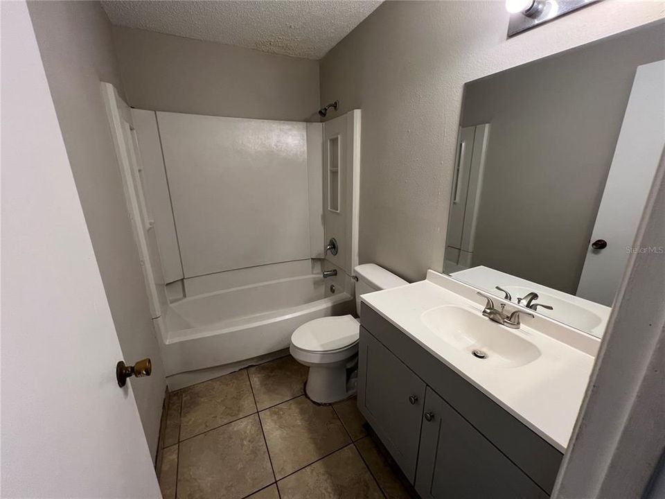 For Rent: $1,300 (2 beds, 2 baths, 880 Square Feet)