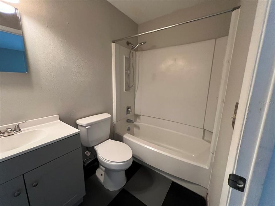 For Rent: $1,300 (2 beds, 2 baths, 880 Square Feet)