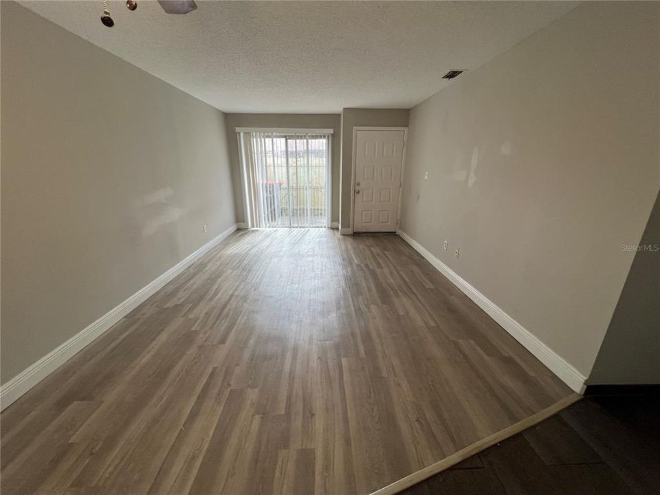 For Rent: $1,300 (2 beds, 2 baths, 880 Square Feet)