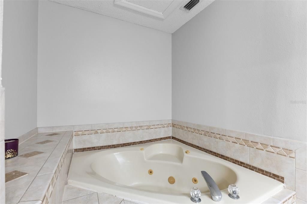 待售: $850,000 (5 贝兹, 2 浴室, 3066 平方英尺)