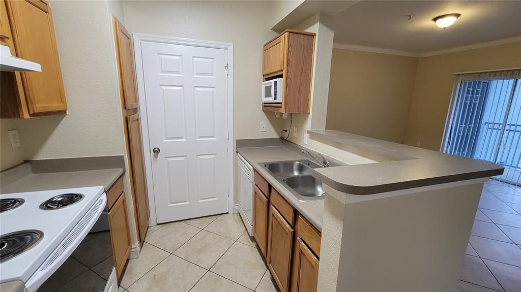 For Rent: $1,355 (1 beds, 1 baths, 768 Square Feet)