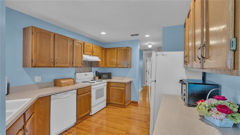 For Sale: $279,900 (2 beds, 2 baths, 1376 Square Feet)