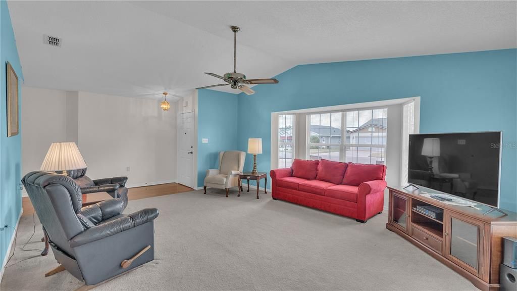 For Sale: $279,900 (2 beds, 2 baths, 1376 Square Feet)