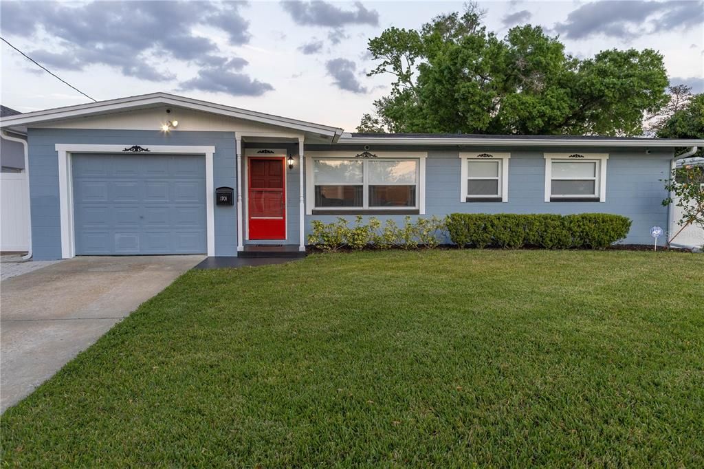 For Sale: $549,900 (3 beds, 2 baths, 1256 Square Feet)